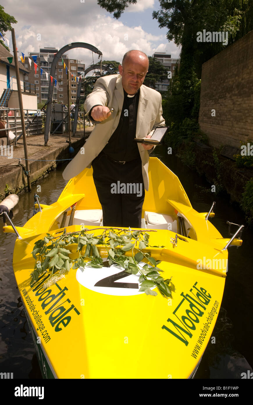 Pfarrer segnet ein neues Boot, das teilnehmen in eine Reise für einen guten Zweck Teddington Middlesex UK Stockfoto