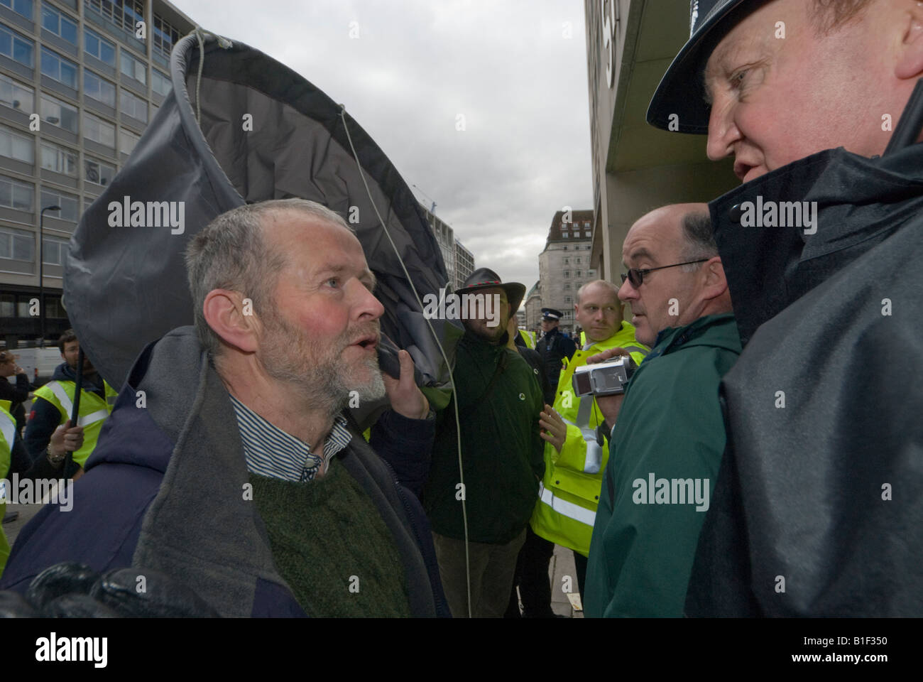 Gluaiseacht Demonstranten & Polizei bei Protest außerhalb von Shell HQ London gegen County Mayo Corrib Gasprojekt am St. Patricks Day Stockfoto