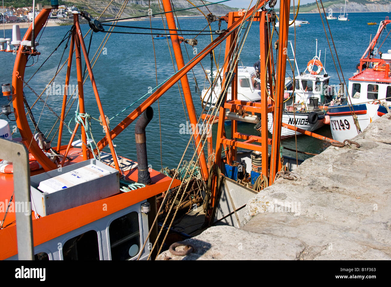 Fischtrawler am Hafen Stockfoto