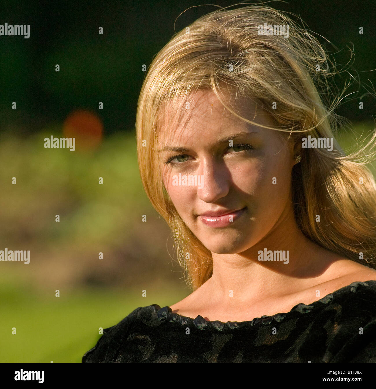 Schöne junge kaukasischen Frau mit blonden Haaren. Stockfoto