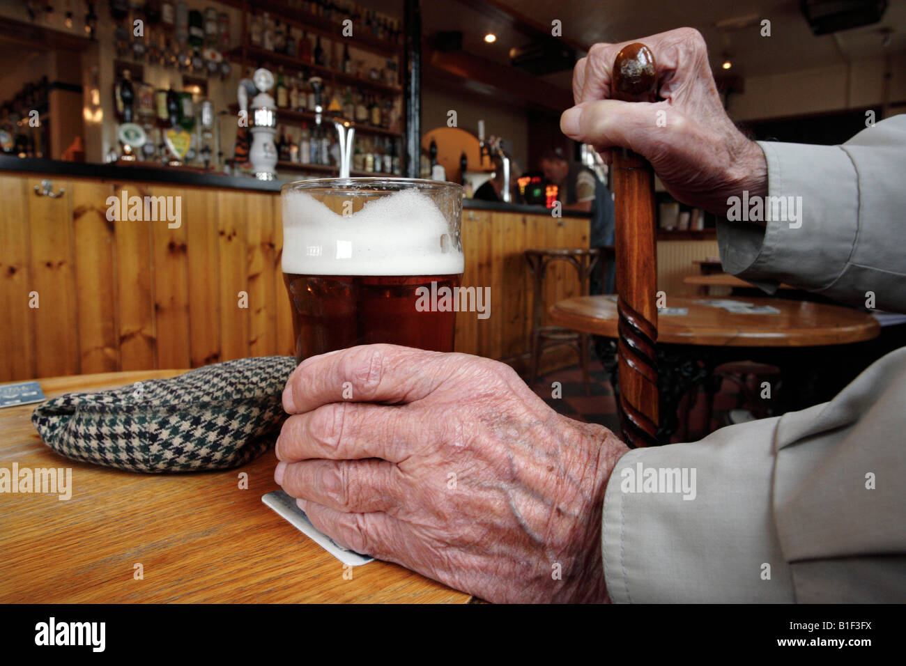 Ein Alter Mann, hält einen Pint bitter in einem Pub in Boston Lincolnshire UK Stockfoto