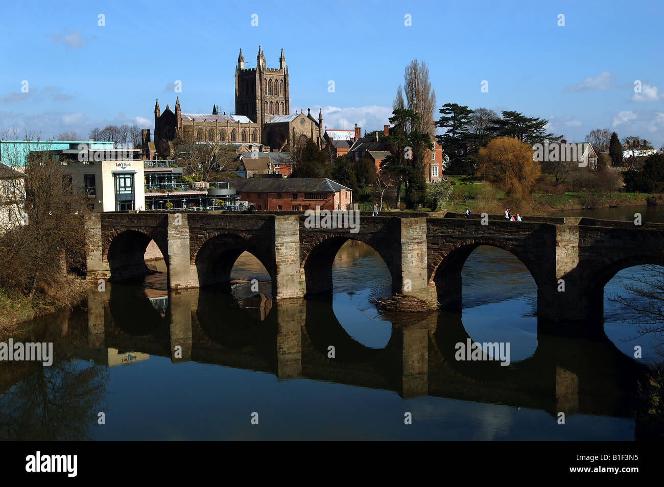 Hereford Kathedrale und die alte Brücke über den Fluss Wye. Stockfoto