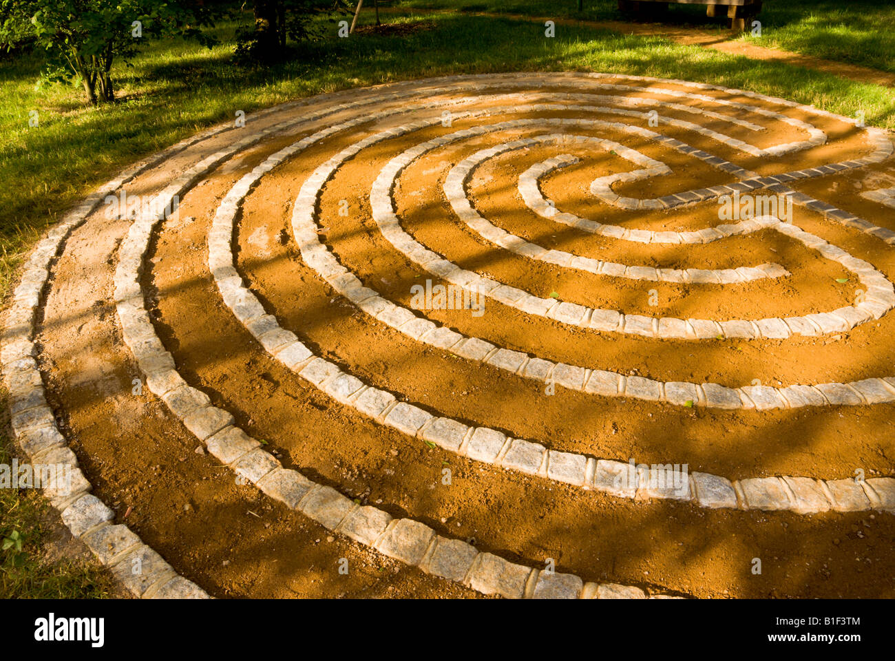 Reihe von konzentrischen Kreisen in einem typisch englischen Garten im Tageslicht Stockfoto