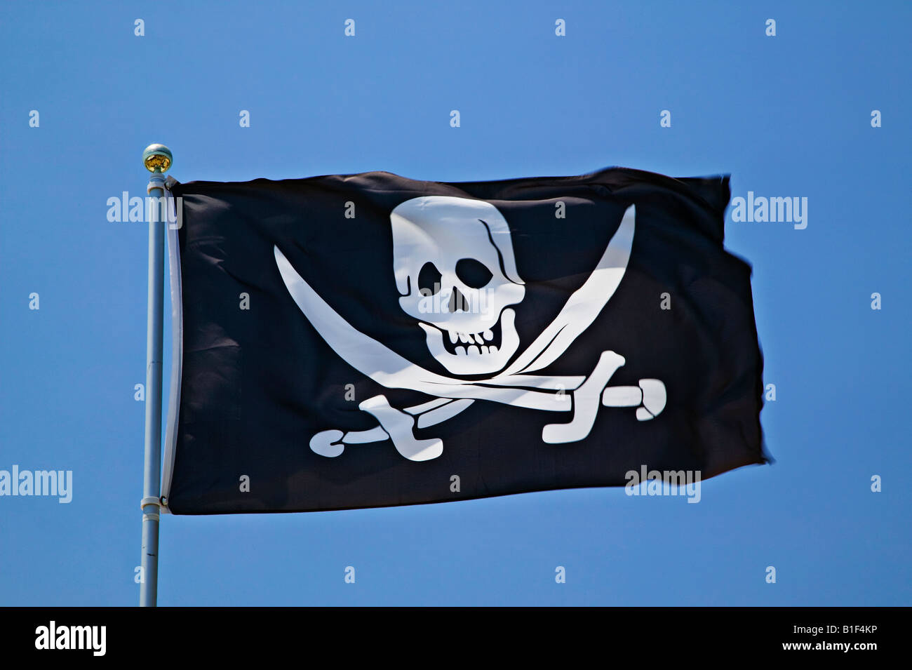 Piratenflagge gegen blauen Himmel Stockfoto