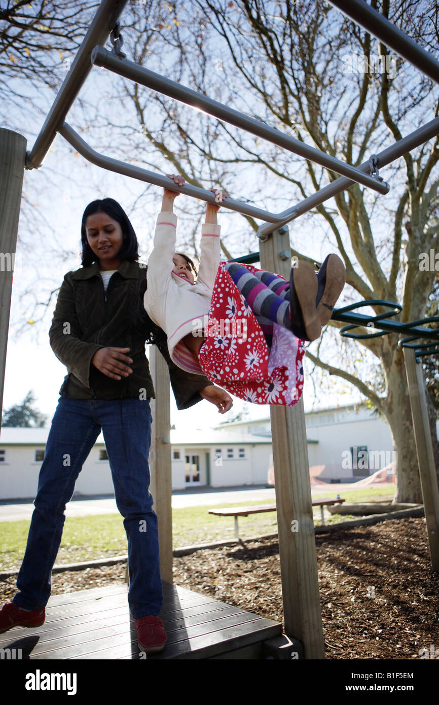 Vier Jahre altes Mädchen und ihre Mutter in einer Spielplatz-Mischlinge-Familie Stockfoto