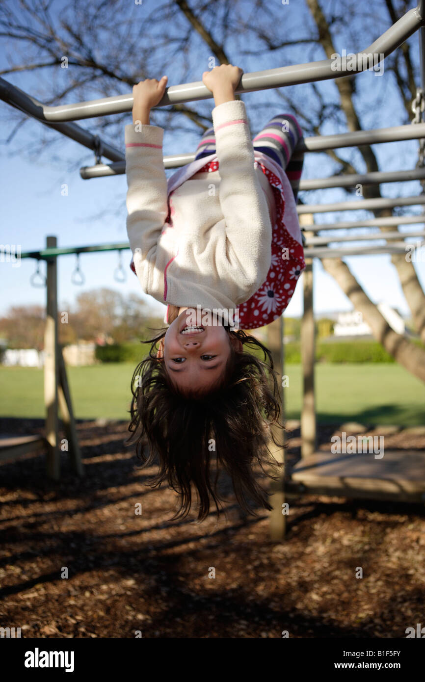 Vier Jahre altes Mädchen aus Klettergerüst in ein Abenteuer-Spielplatz hängt Stockfoto