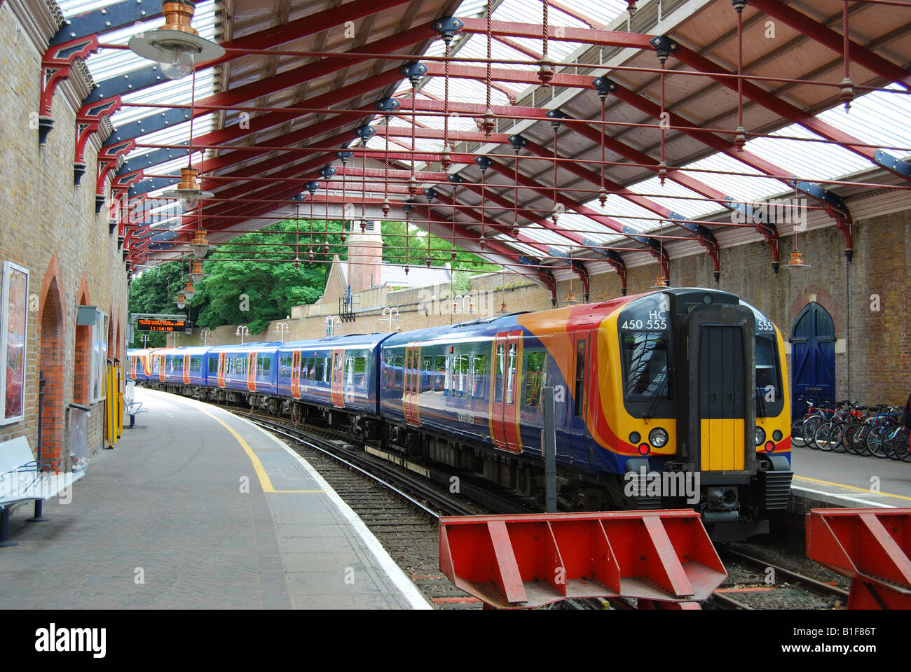 South West Train in der Station, Windsor und Eton Riverside Bahnhof, Windsor, Berkshire, England, Vereinigtes Königreich Stockfoto