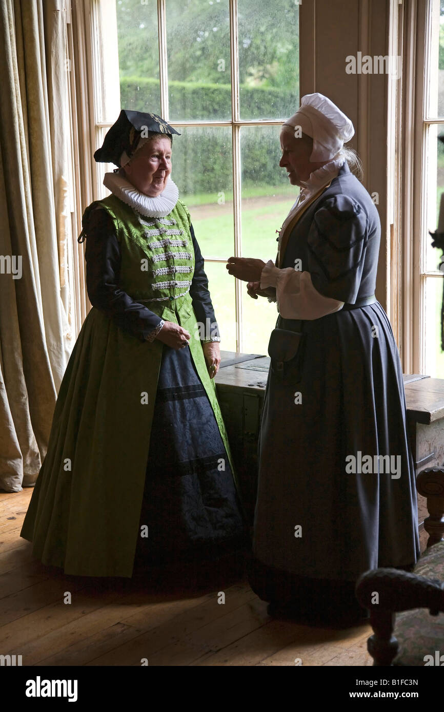 Zwei alte Dienstmädchen in Tudor Kleid Stockfoto