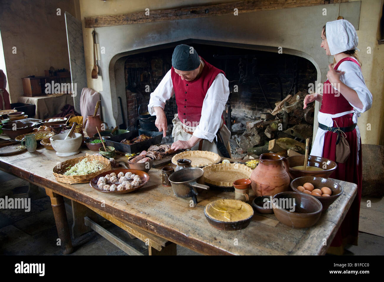 Zubereitung von Speisen in einem Tudor-Küche Stockfoto