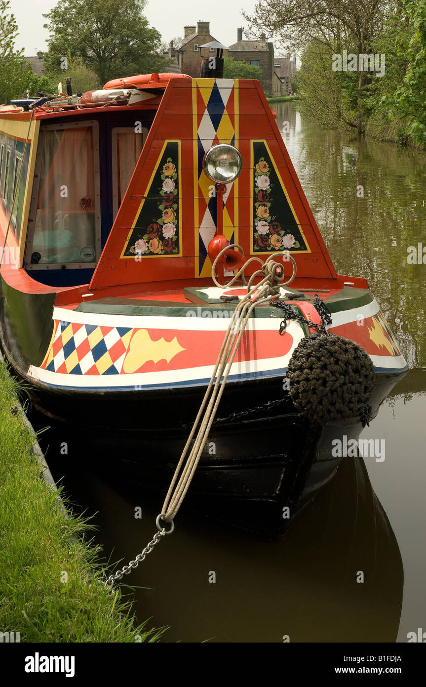 Kanalboot vertäut am Leeds Liverpool Canal Skipton Yorkshire Dales North Yorkshire England UK United Kingdom GB Great Britain Stockfoto