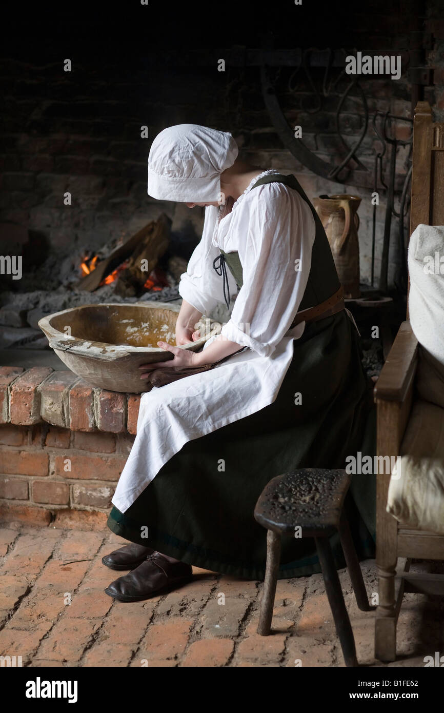 Küche-Diener, die Zubereitung von Speisen im Kentwell Halle tagsüber eine Tudor Neuerstellung Stockfoto