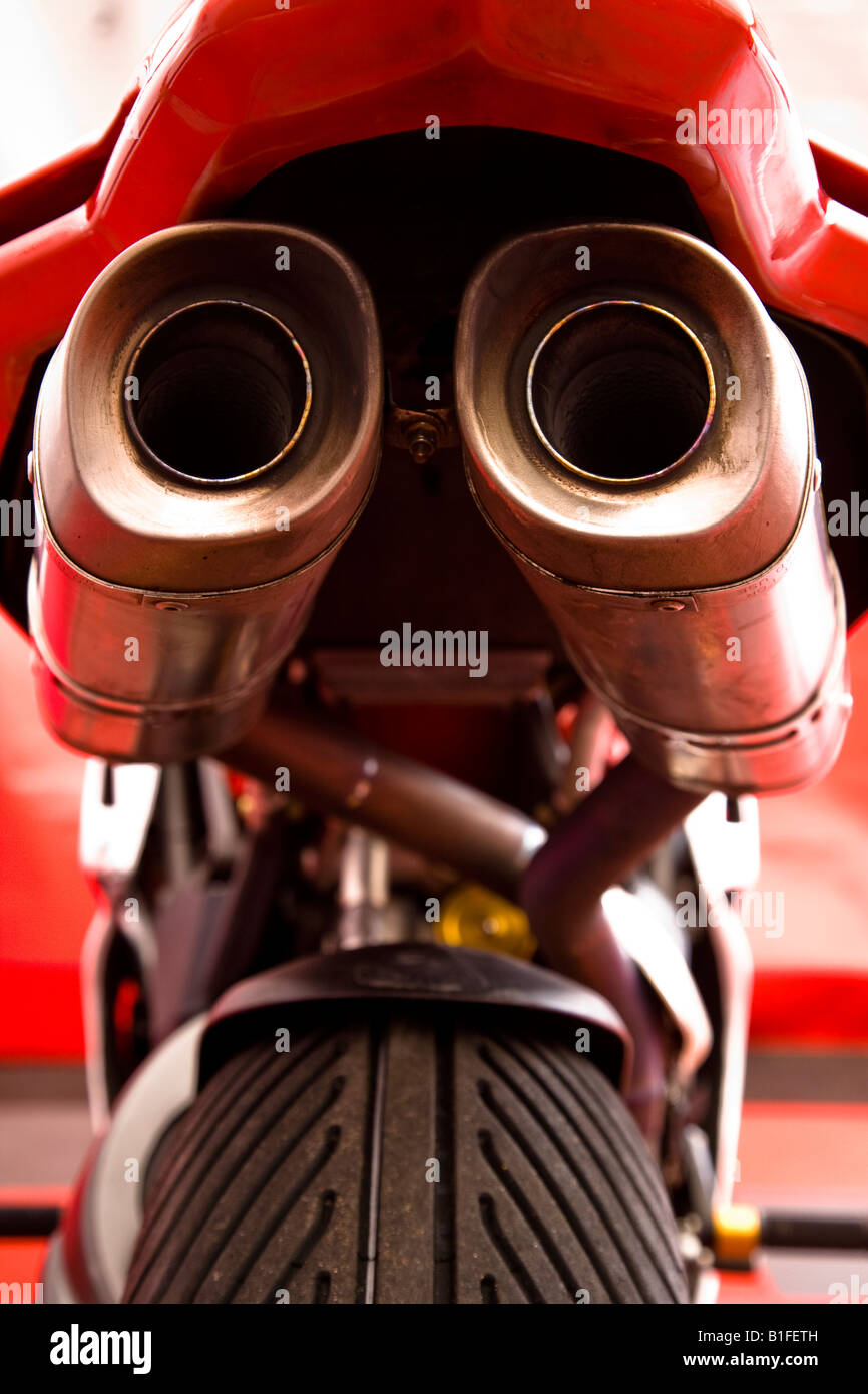 Eine Nahaufnahme von hinten die STP Superbike MV Agusta von Chris Burns im Fahrerlager in Thruxton, Hampshire, England. Stockfoto