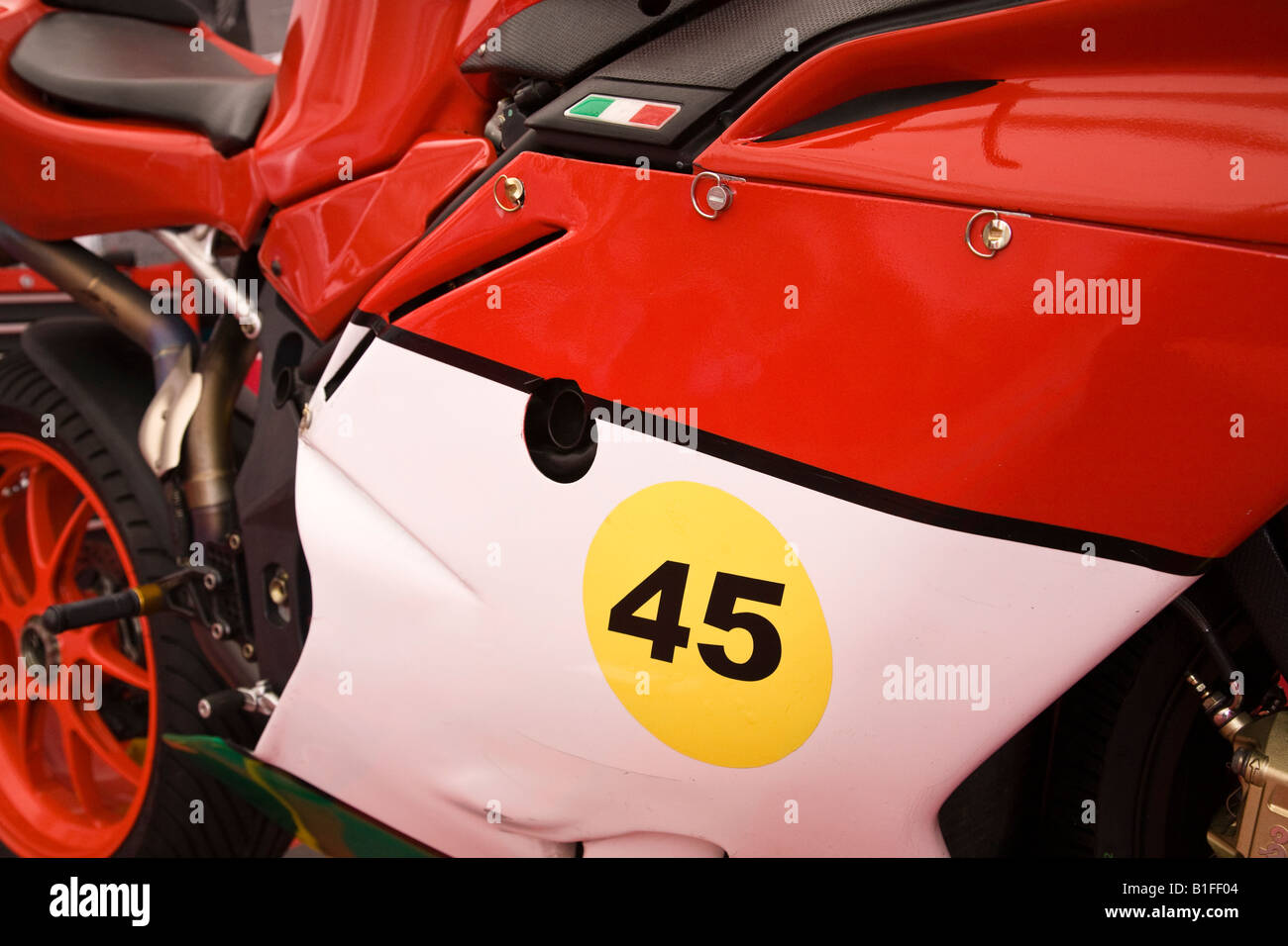 Eine Nahaufnahme von der STP Superbike MV Agusta von Chris Burns im Fahrerlager in Thruxton, Hampshire, England. Stockfoto