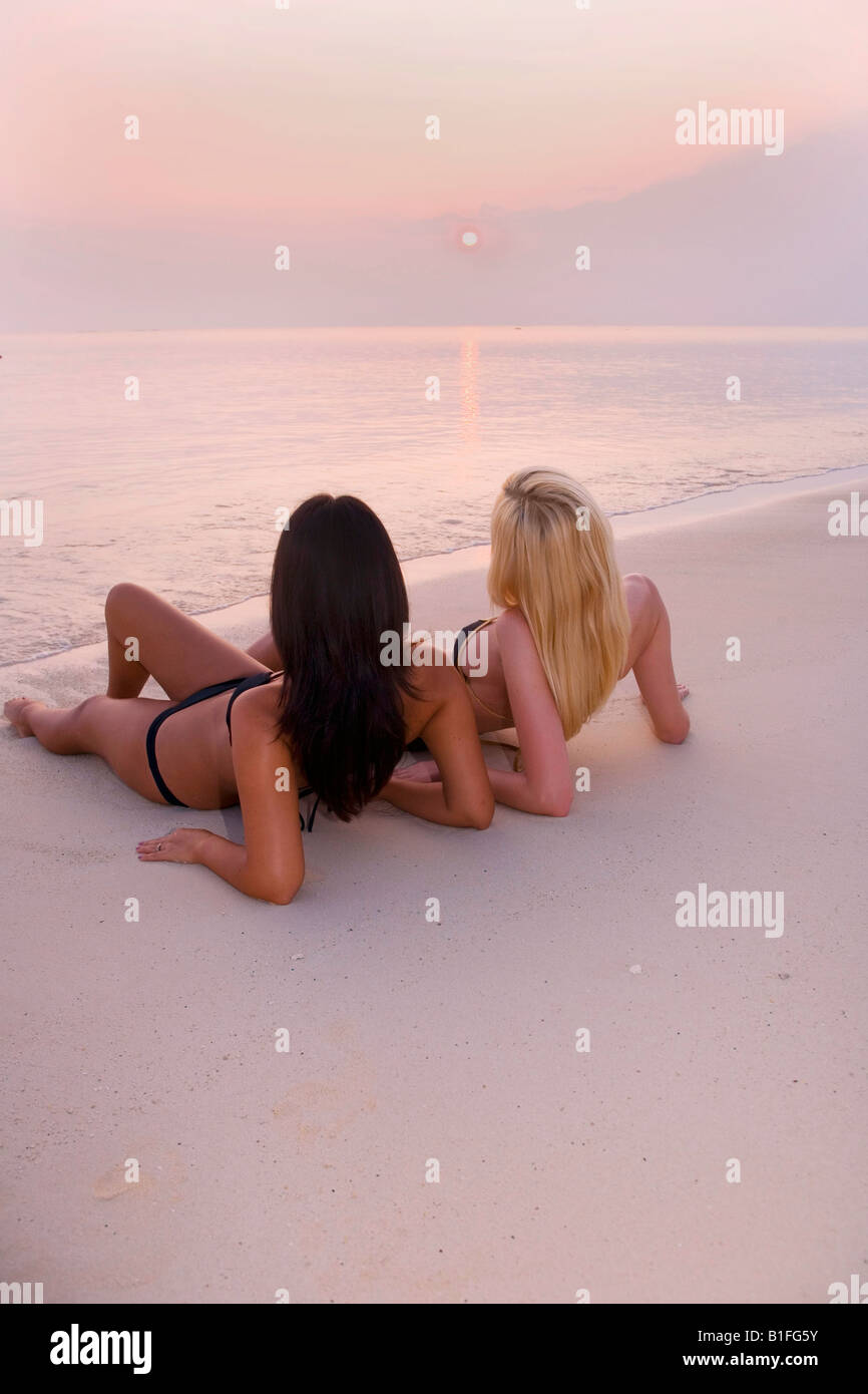 zwei Mädchen am Strand Stockfoto