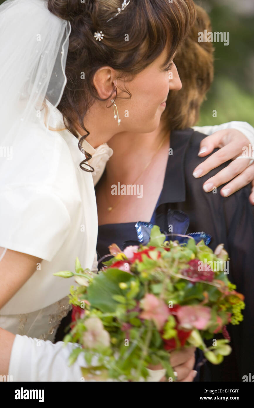 Braut bekommt Herzlichen Glückwunsch Stockfoto