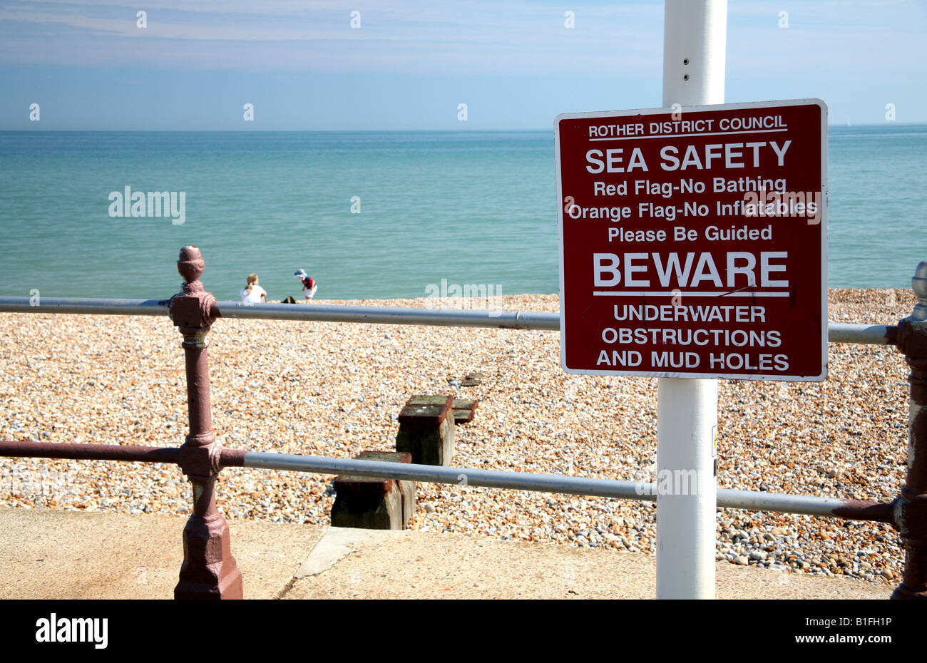 Meer Sicherheit Warnung Nortice am Strand in England Stockfoto