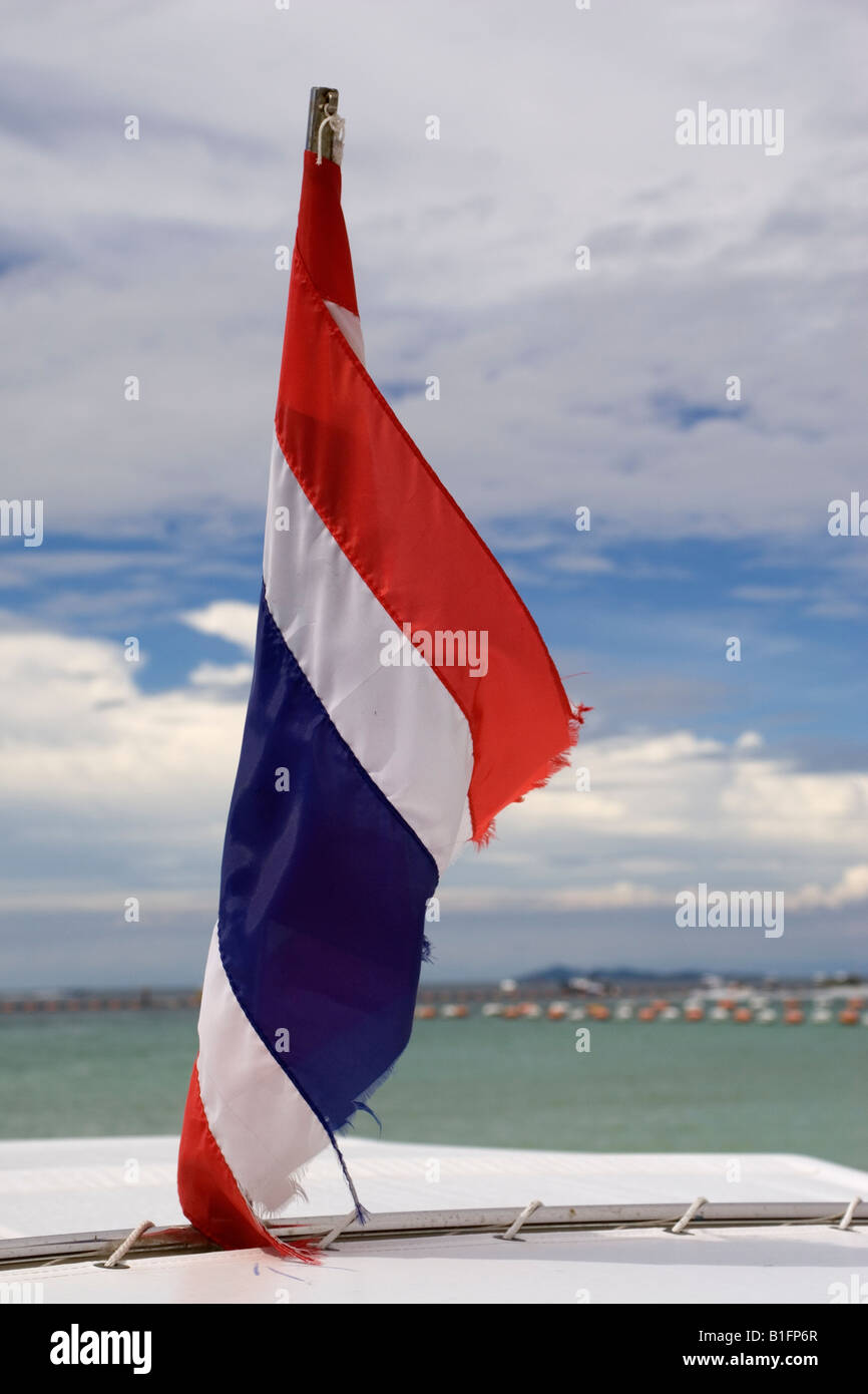 Eine zerrissene Thailand Flagge auf einem Boot in den Golf von Thailand. Stockfoto