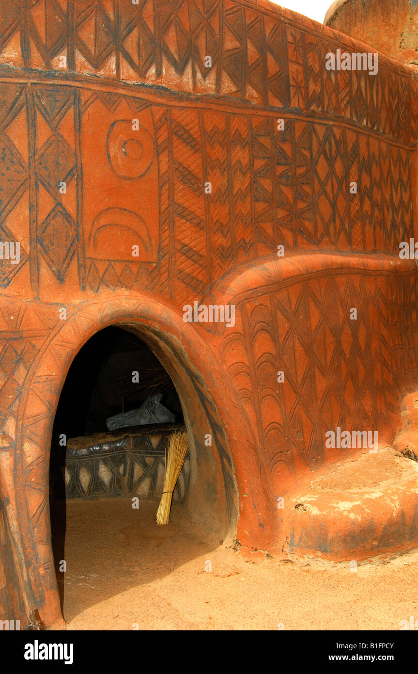 Tief liegende Eingang und abstrakt Fresken von Gurunsi Frauen in befestigten Häusern in Tiebélé, Burkina Faso Stockfoto