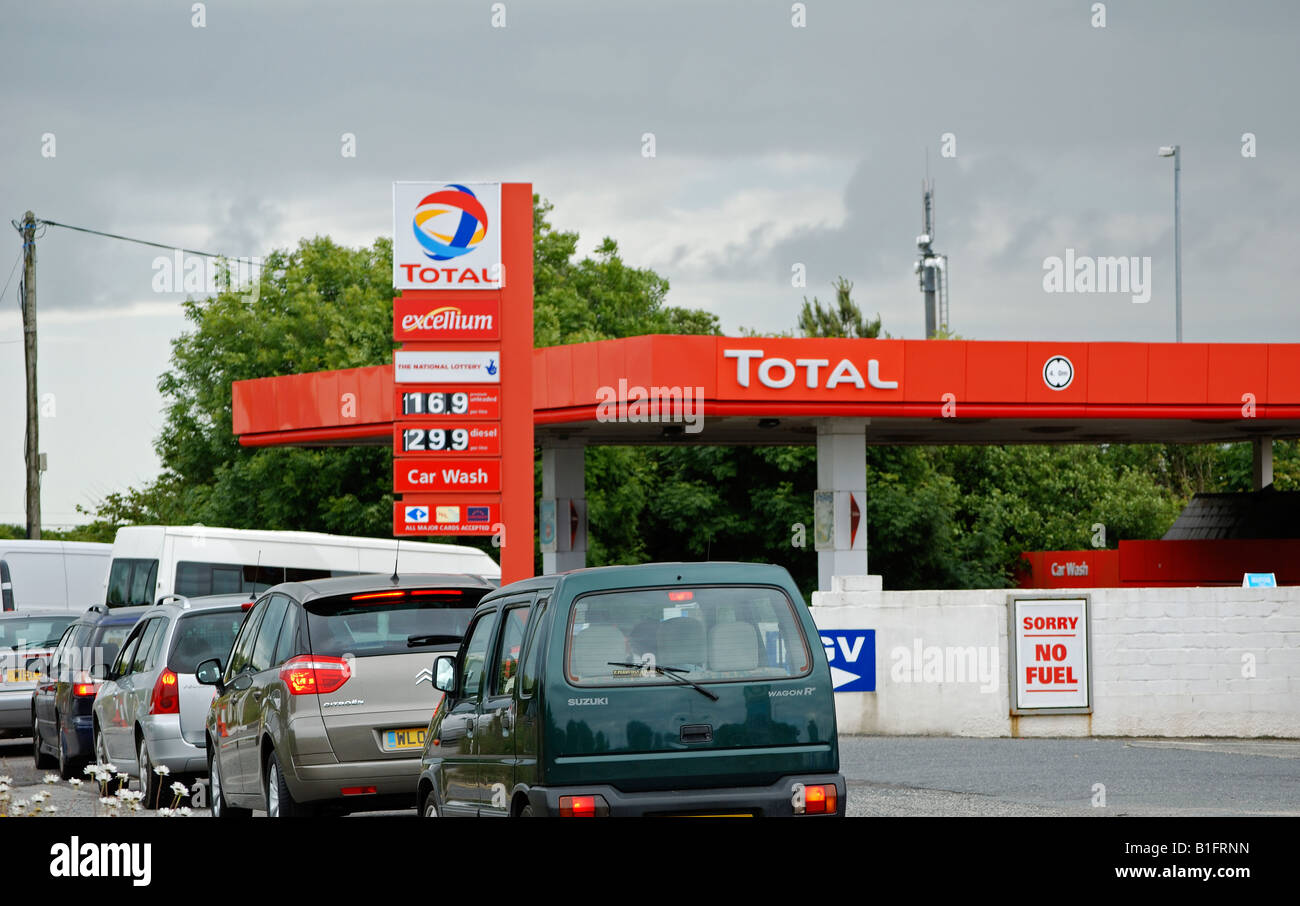 Autos, die Schlange für Kraftstoff an der Tankstelle Stockfoto