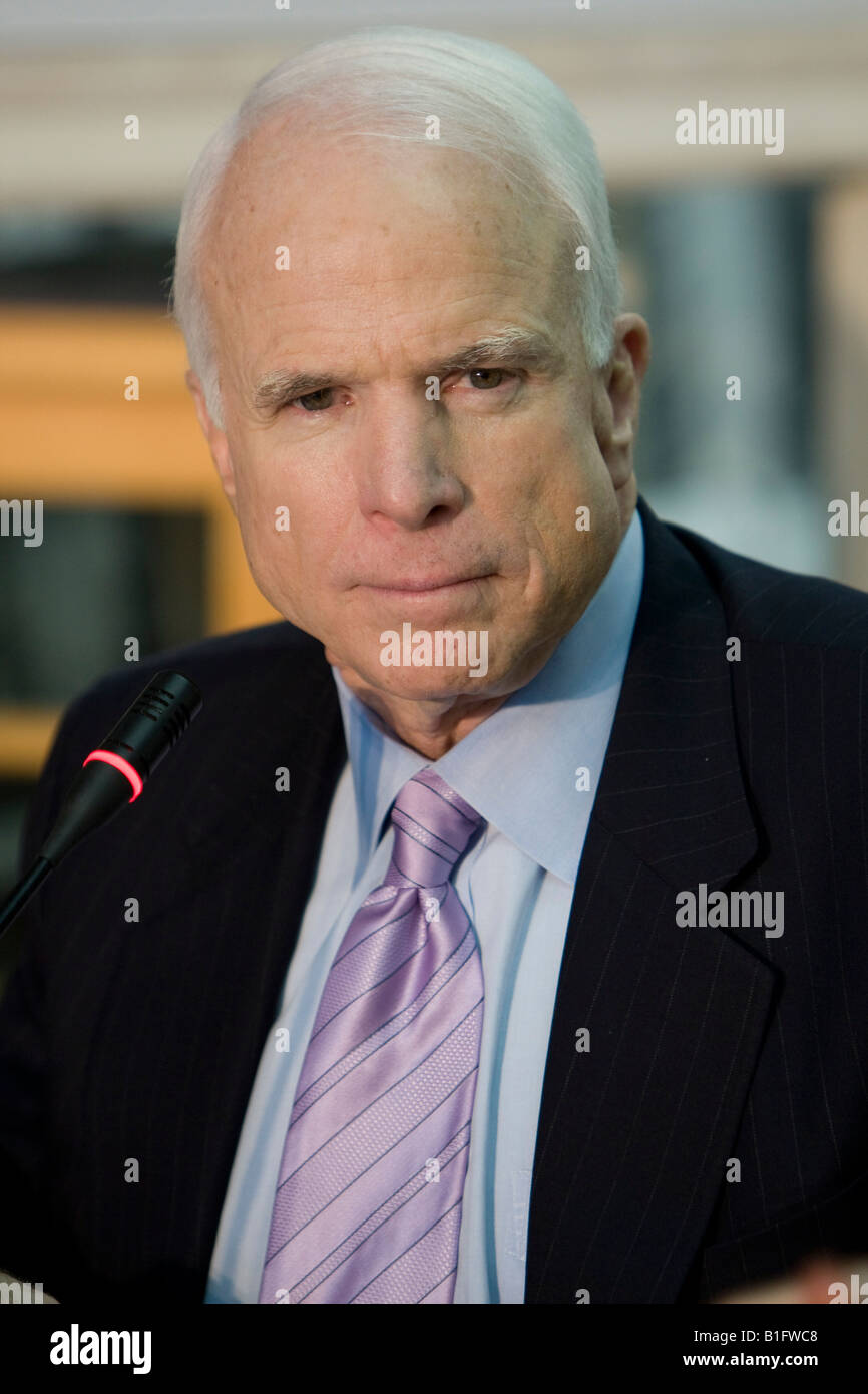 Der republikanische Präsidentschaftskandidat und US-Senator John McCain nimmt an einer Veranstaltung in New York City, USA, 10. April 2008. Stockfoto