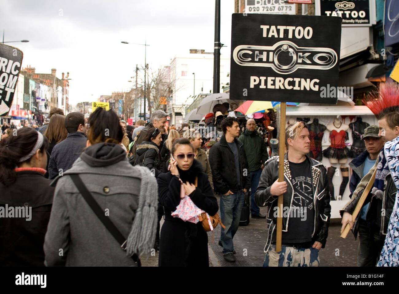 Menschenmassen am Londoner Camden market Stockfoto