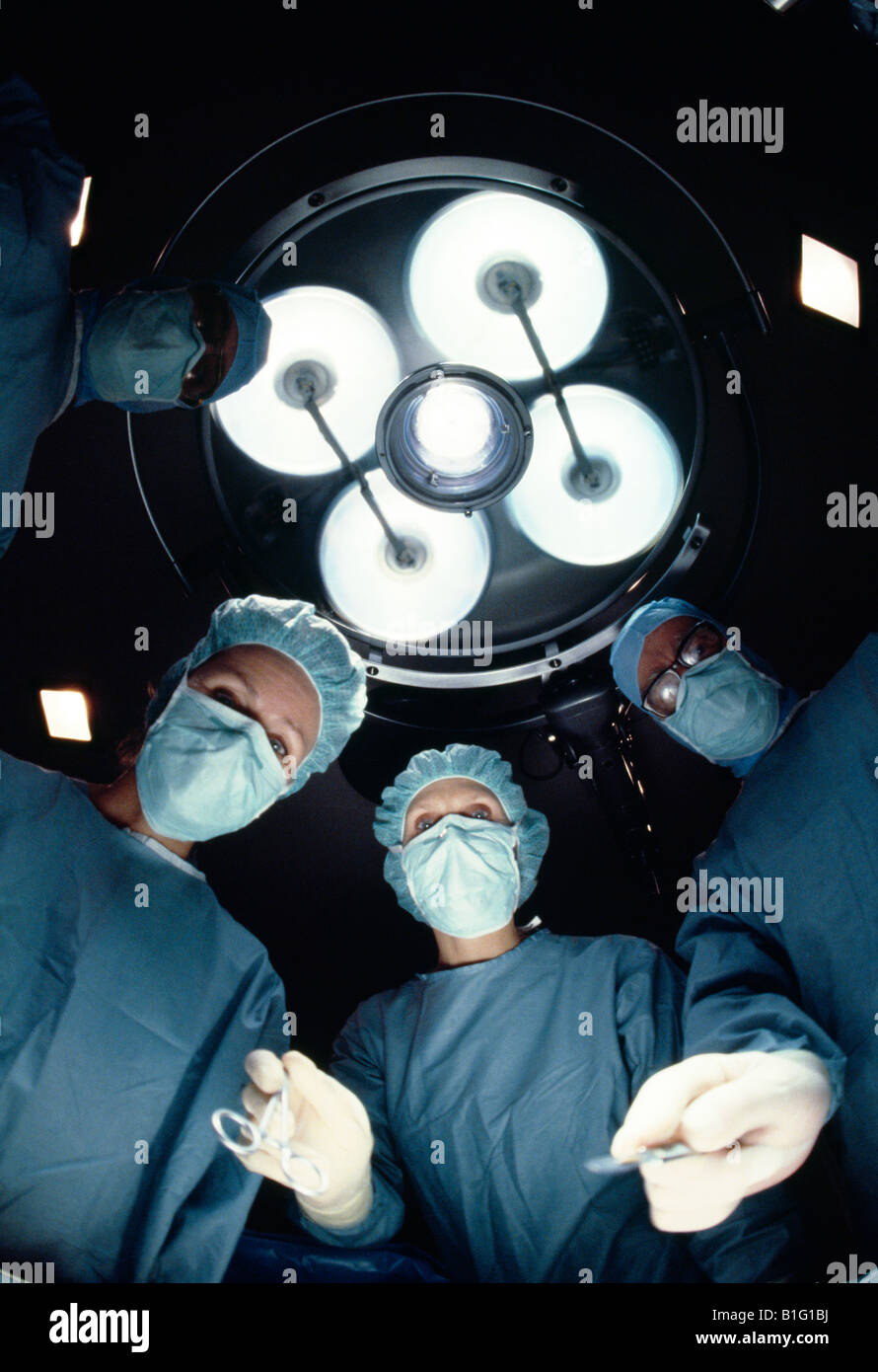 Ärzte in einem Krankenhaus-OP-Saal. Stockfoto