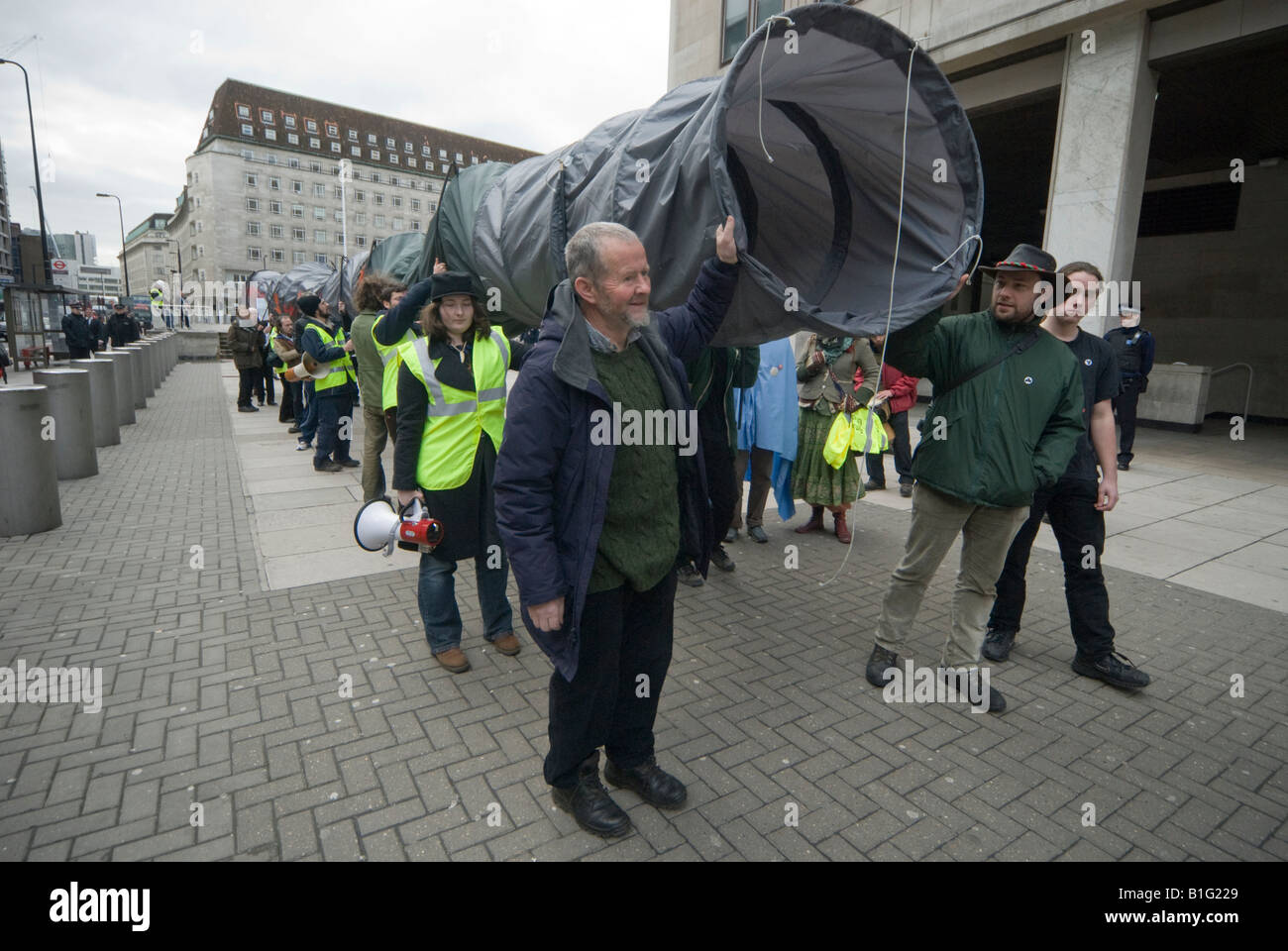 Gluaiseacht-Pipeline in ökologischen Protest vor dem Shell HQ gegen County Mayo Corrib Gasprojekt am St. Patricks Day. Stockfoto