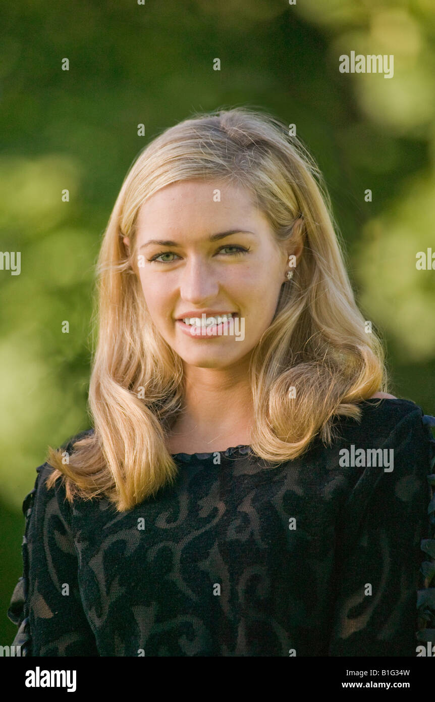 Schöne junge kaukasischen Frau mit blonden Haaren. Stockfoto