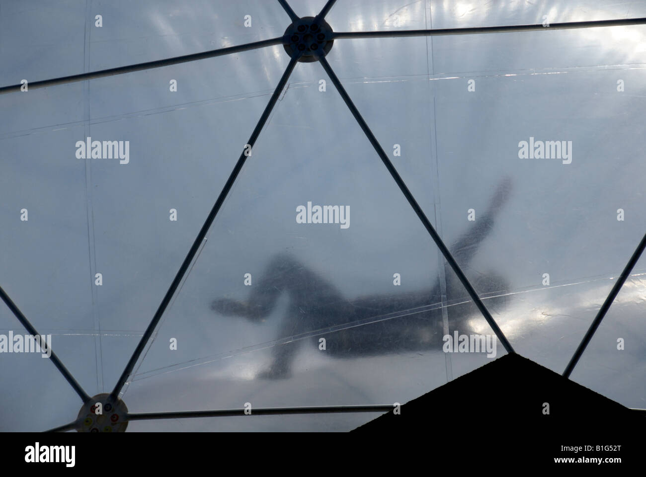 Person im aufblasbaren Kugel auf '' Psycho-Gebäude ", London Stockfoto