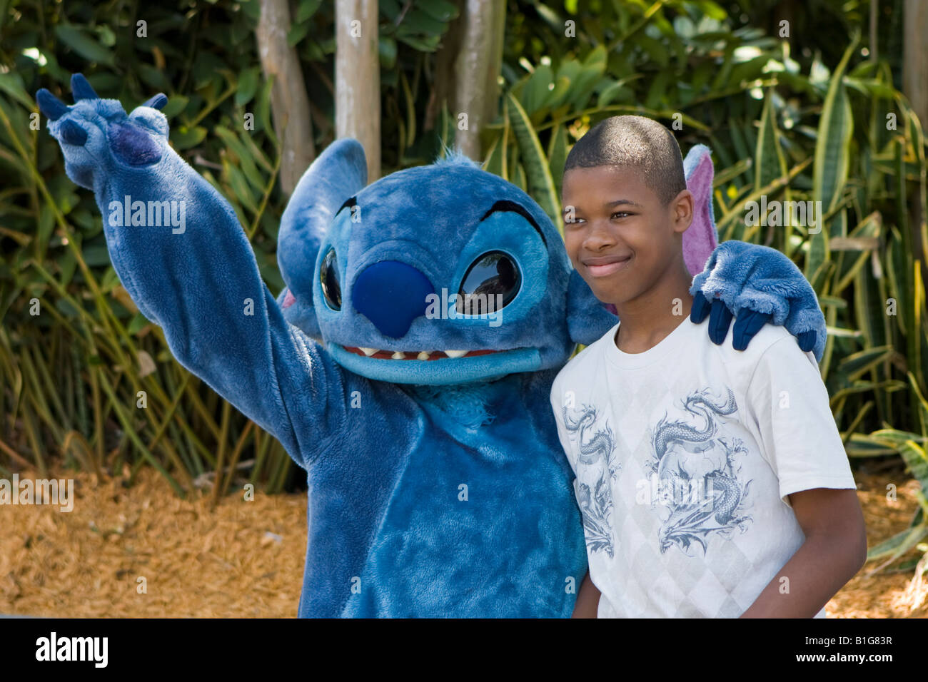 Stich-Charakter mit einem Kind im Walt Disney World Themenpark in Orlando Florida USA Stockfoto