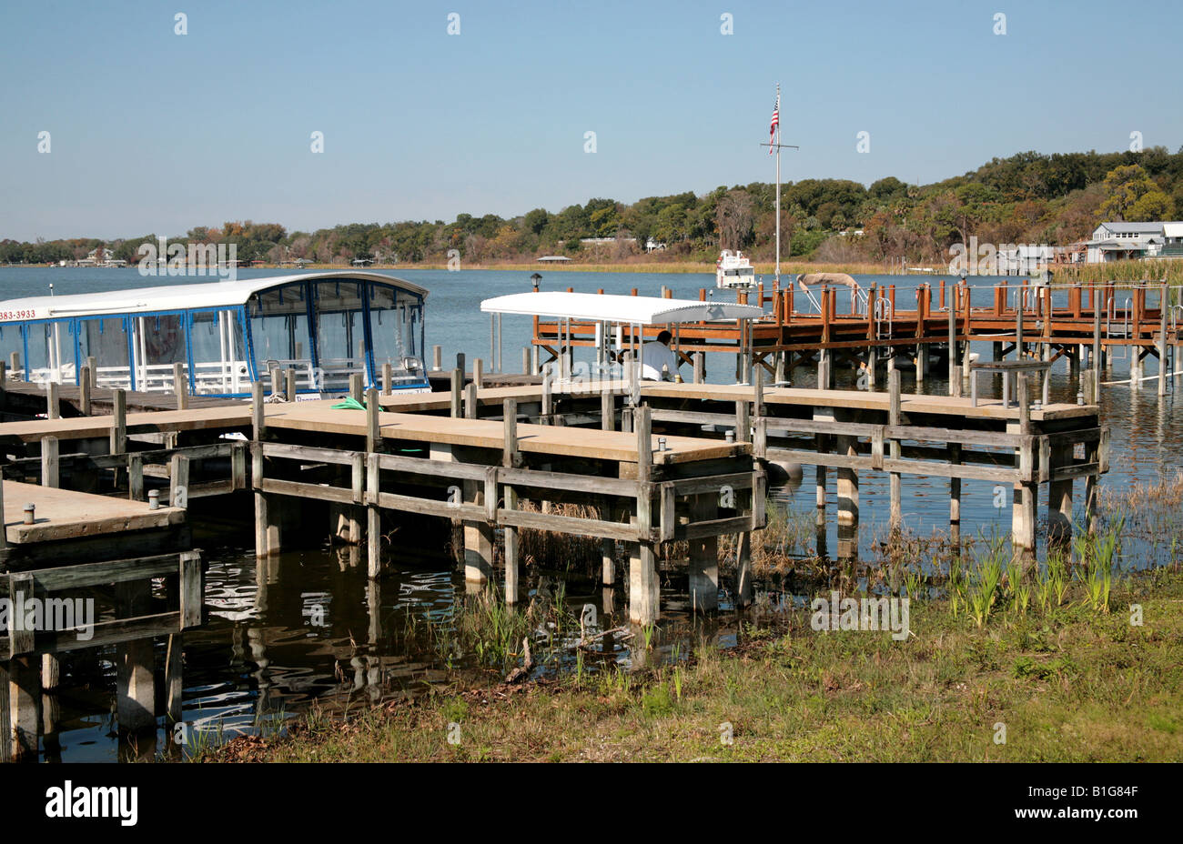 Docking-Station im See Dora wo Touristen Boote für szenische Kreuzfahrten auf dem See nehmen und der Dora-Kanal in Zentral-Florida Stockfoto