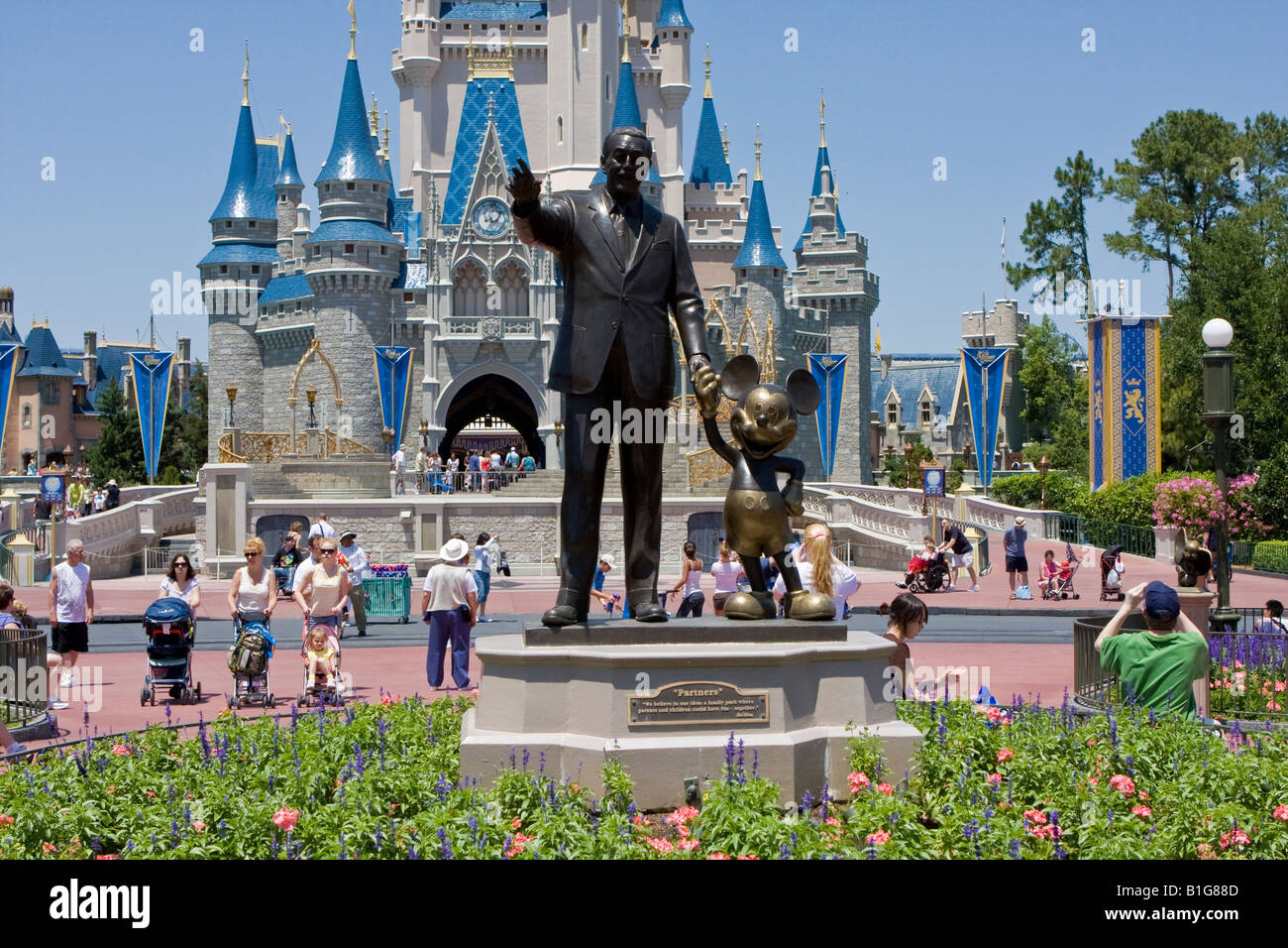 Walt Disney und Mickey-Mouse-Bronze-Statuen im Walt Disney World Resort in Orlando Florida Stockfoto
