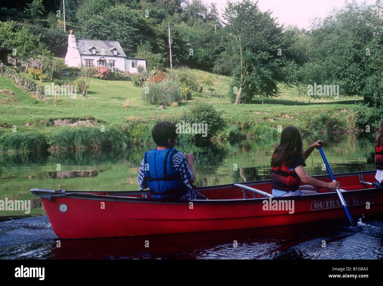 Kanufahren auf dem Fluss Wye in der Nähe von Hay on Wye Jugendliche Stockfoto