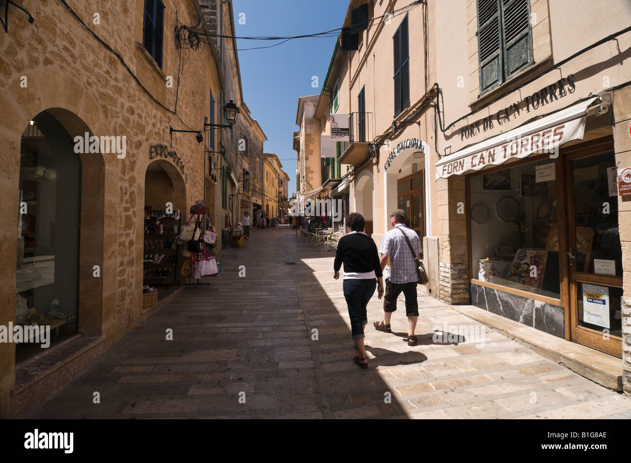 Eine typische Straße in der Altstadt von Alcudia, Mallorca, Spanien. Stockfoto
