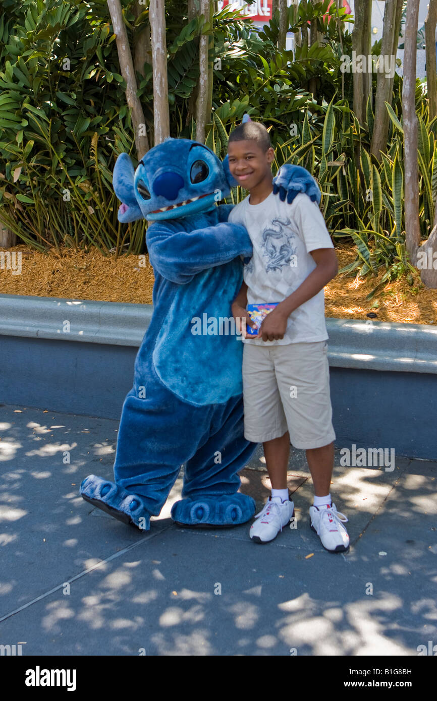 Stich-Charakter mit einem Kind im Walt Disney World Themenpark in Orlando Florida USA Stockfoto