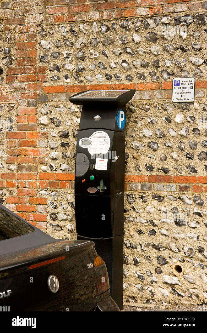 Eine Straße Zahlen und Parkautomat anzeigen, indem Sie ein Auto Stockfoto