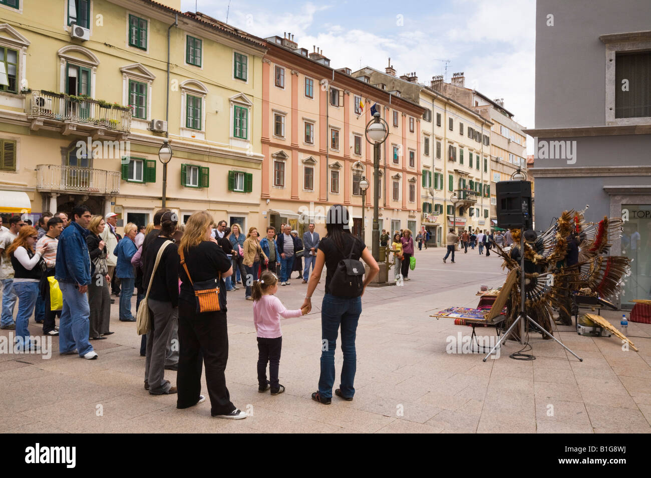 Eine Gruppe von Leuten, die buschende Musiker in der Korzo Street im Stadtzentrum sehen. Rijeka, Kroatien, Europa Stockfoto