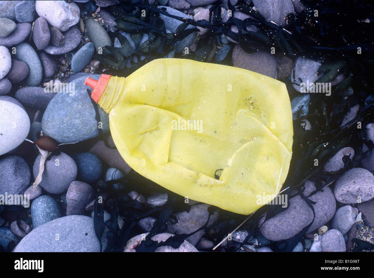 Kunststoff-Flasche am Strand Pembrokeshire Stockfoto