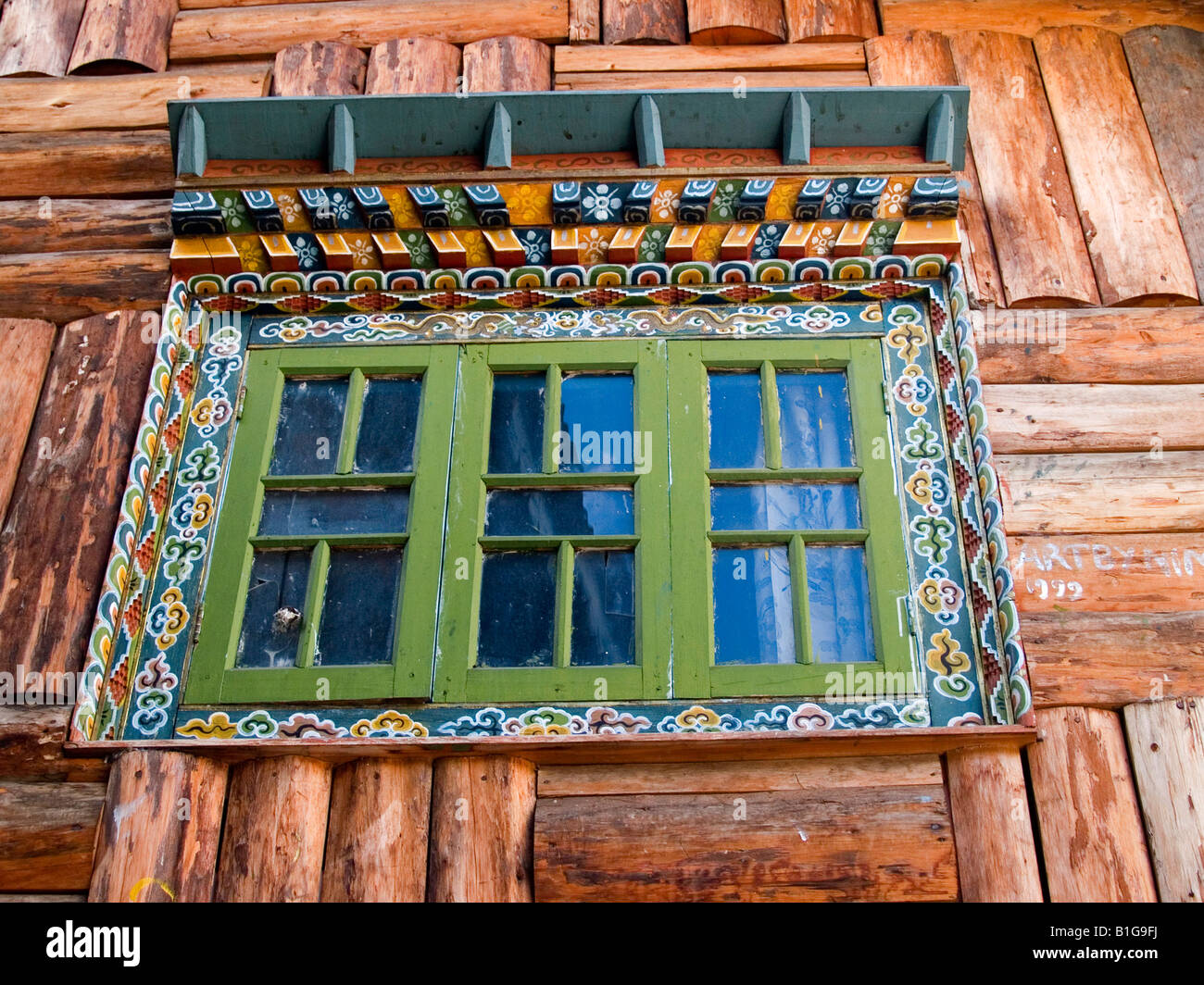 traditionelle tibetische Windows auf einem hölzernen Lepcha in Nordindien Sikkim zu Hause Stockfoto