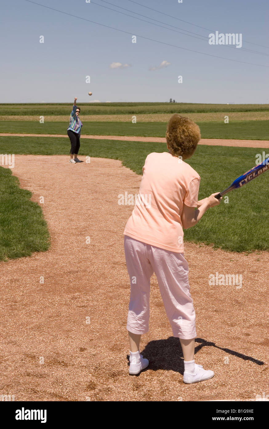 Zwei kaukasischen Frauen 55-60 Jahre Ball spielen im Bereich der Träume Movie Site Dyersville Iowa USA Stockfoto