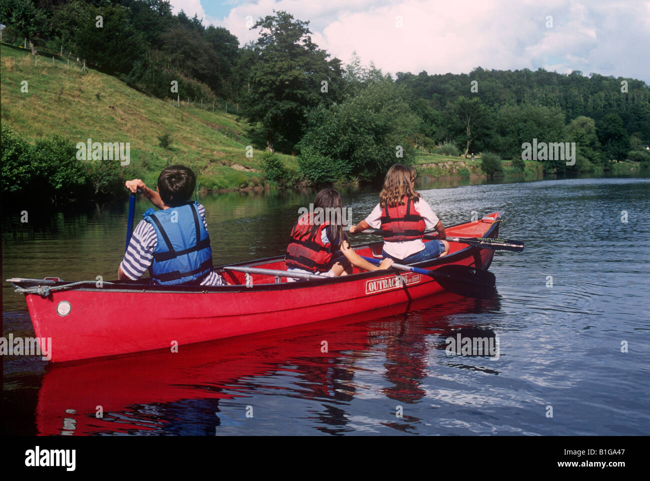 Kanufahren auf dem Fluss Wye in der Nähe von Hay on Wye Jugendliche Stockfoto