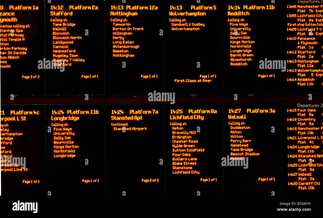 Ein Fahrplan in einem Bahnhof zoomte auf Stockfoto