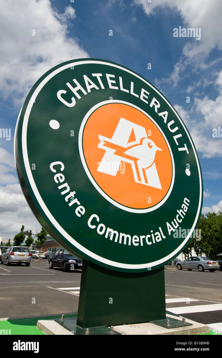 "Chatellerault - Centre Comercial Auchan" Einkaufszentrum Zeichen, Frankreich. Stockfoto