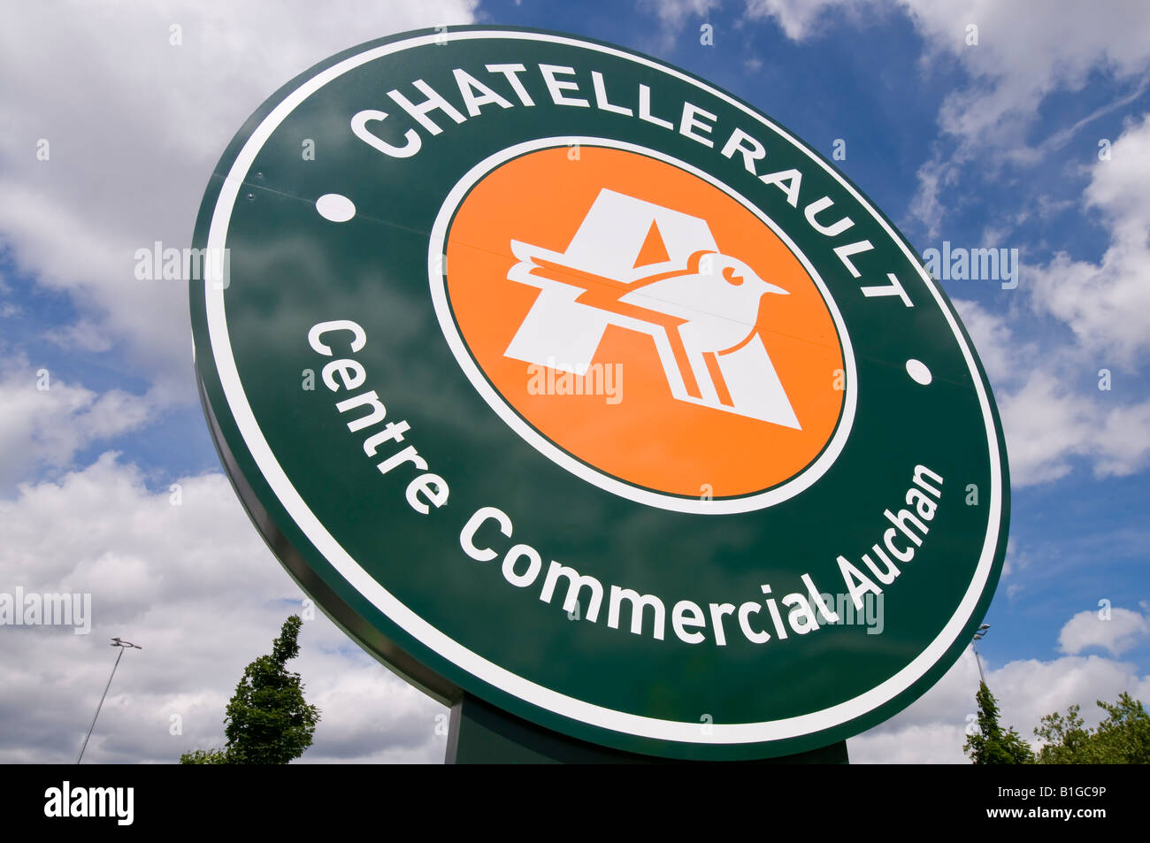 "Chatellerault - Centre Comercial Auchan" Einkaufszentrum Zeichen, Frankreich. Stockfoto