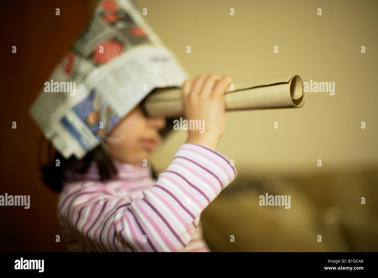 Mädchen im Haus gemacht Piraten Hut und Teleskop Papier Stockfoto