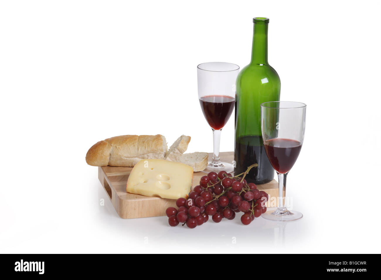 Flasche Rot Wein zwei Gläser Trauben Käse und Brot schneiden Sie auf weißem Hintergrund Stockfoto