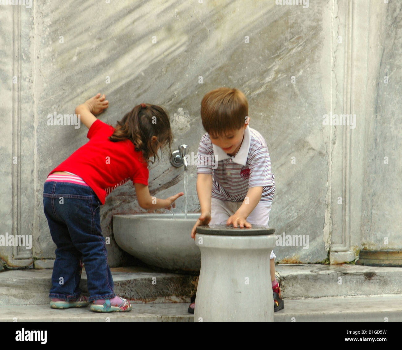 Kinder spielen im Wasser bei Clensing Bereich Stockfoto