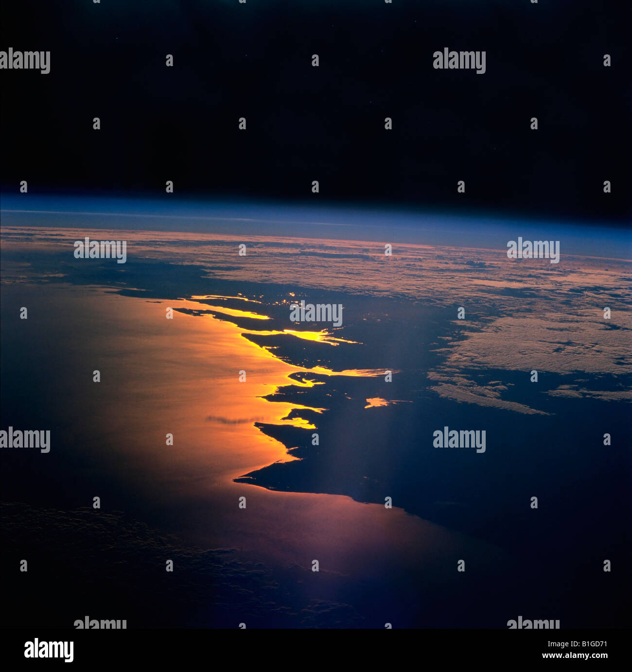 Die Erde vom Raum Sonnenaufgang auf den Kanal von Mosambik entlang der Küste von Madagaskar Stockfoto