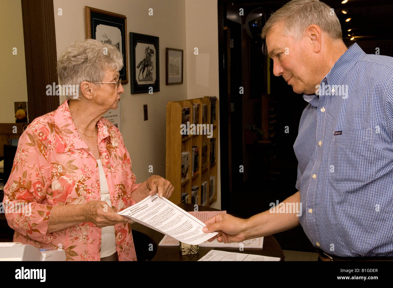 Kurator spricht mit kaukasischen männlichen Touristen bei Glore psychiatrische Museum St. Joseph Missouri USA Stockfoto