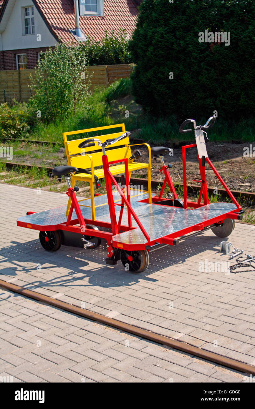 "Pedal Drehgestell" / "rail Zyklus" / "Draisine" bei Kranenberg Railway station Deutschland, nahe der niederländischen Grenze. Stockfoto